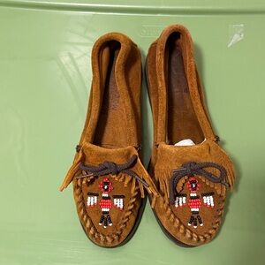 Minnetonka Women’s Thunderbird “Animikii” Brown Suede Moccasin. Size 7.